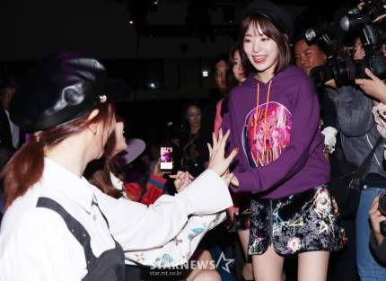 서울패션위크에서 재회한 사쿠라,이가은.jpg | 인스티즈