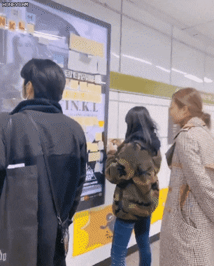 지하철 전광판에 포스트잇 붙이는데 그 연예인이 뒤에서 보고 있음.jpg | 인스티즈