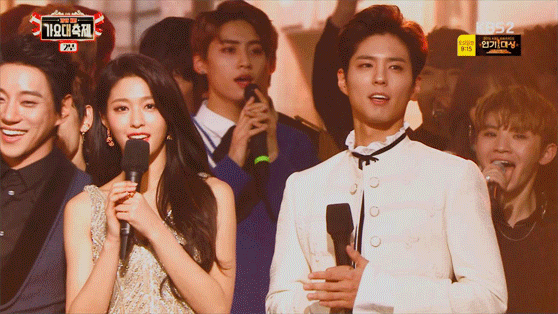 박보검과 여성들..gif | 인스티즈