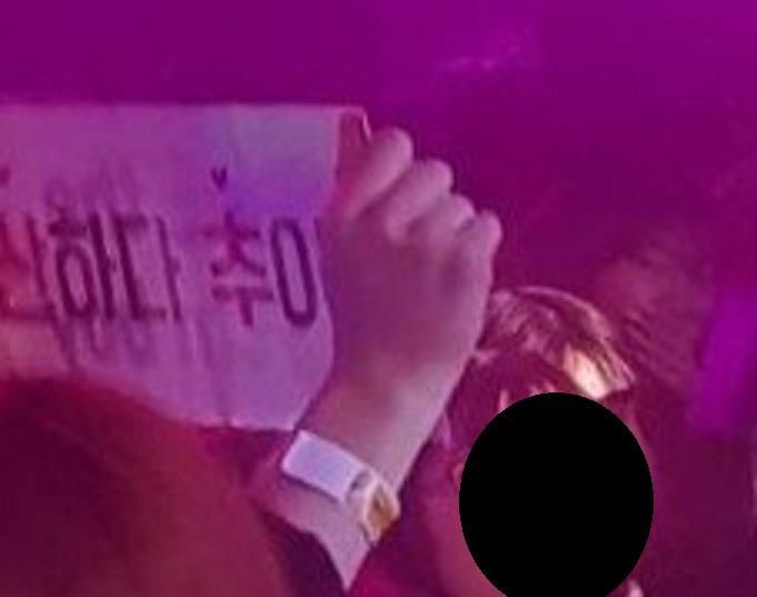 자신을 성희롱하는 문구를 눈앞에서 보고 화난 산이.jpg | 인스티즈