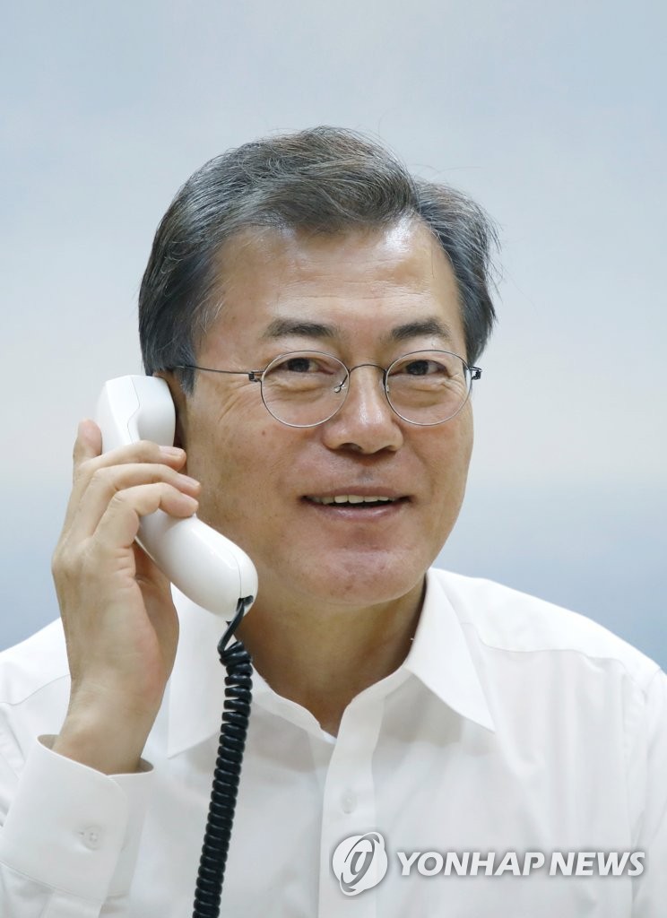 트럼프 대통령과 통화하는 문재인 대통령 사진 | 인스티즈