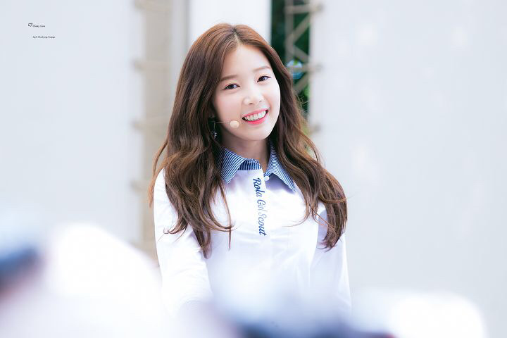 [에이프릴] 일 하다가 잠깐 쉬는 시간이 되서 채경이 | 인스티즈