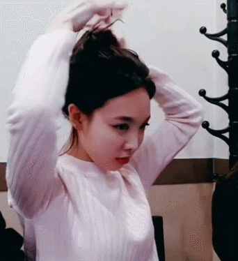 머리묶는 나연이 | 인스티즈