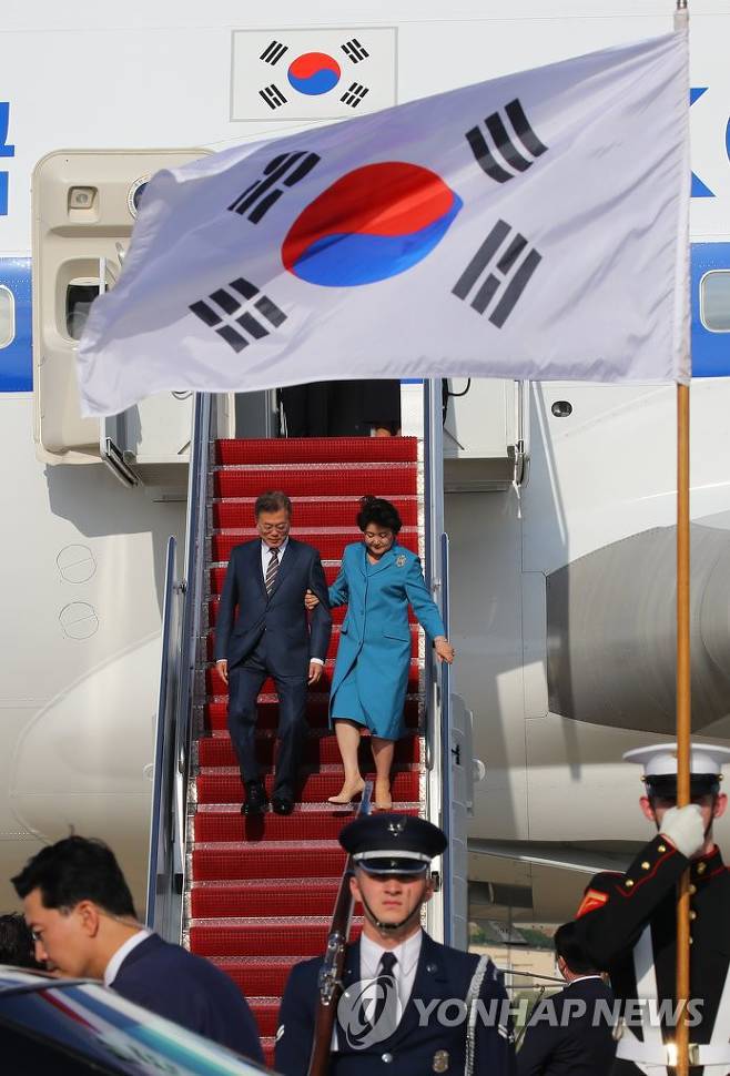 미국 워싱턴 도착한 문재인 대통령 내외.jpg | 인스티즈