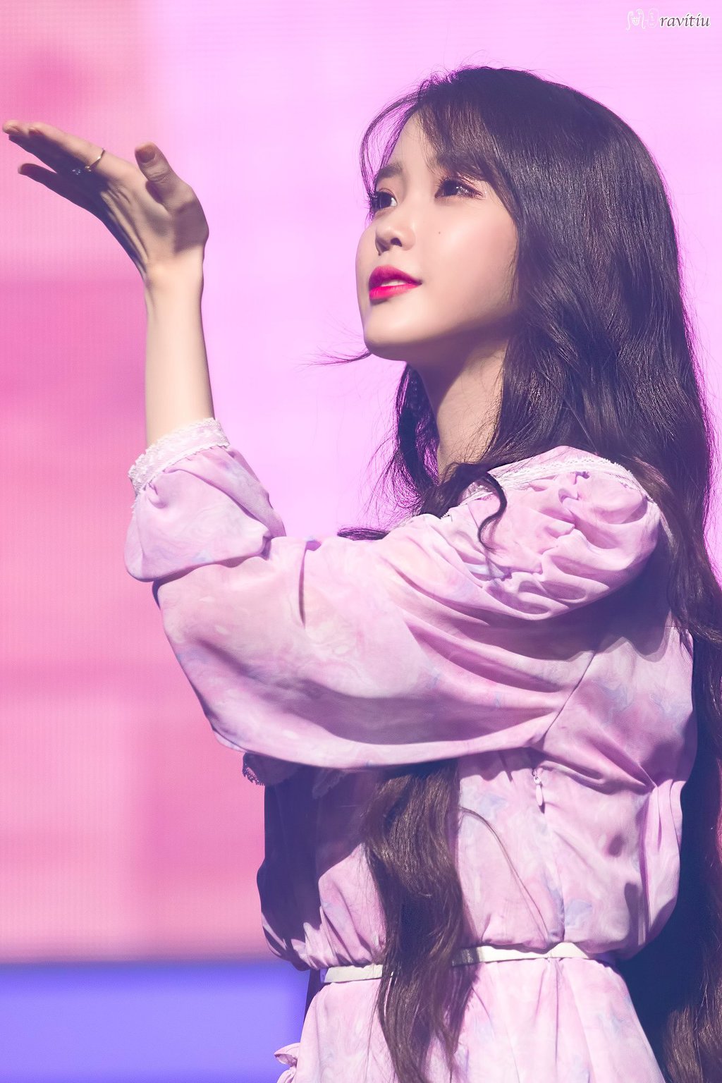 손키스 날리는 아이유.jpg | 인스티즈