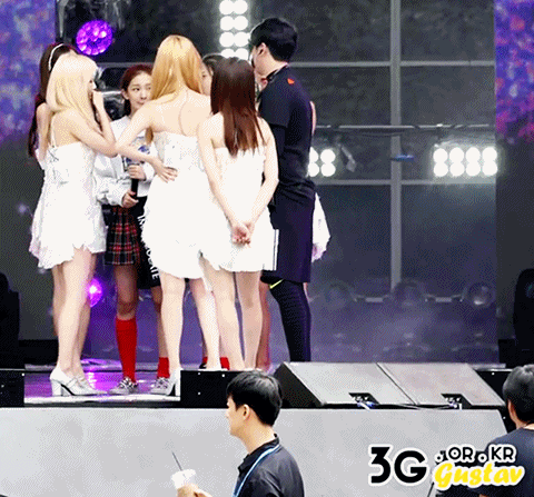 소속사 선배들한테 삥 뜯기는 슬기.gif | 인스티즈