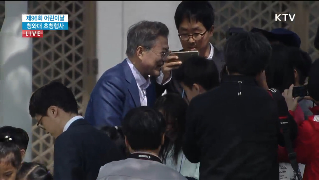 5/5 전통의장대 호위받으며 청와대 입장하는 어린이들.jpg | 인스티즈