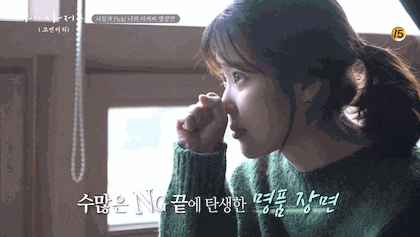 수화 연습하는 아이유.gif | 인스티즈