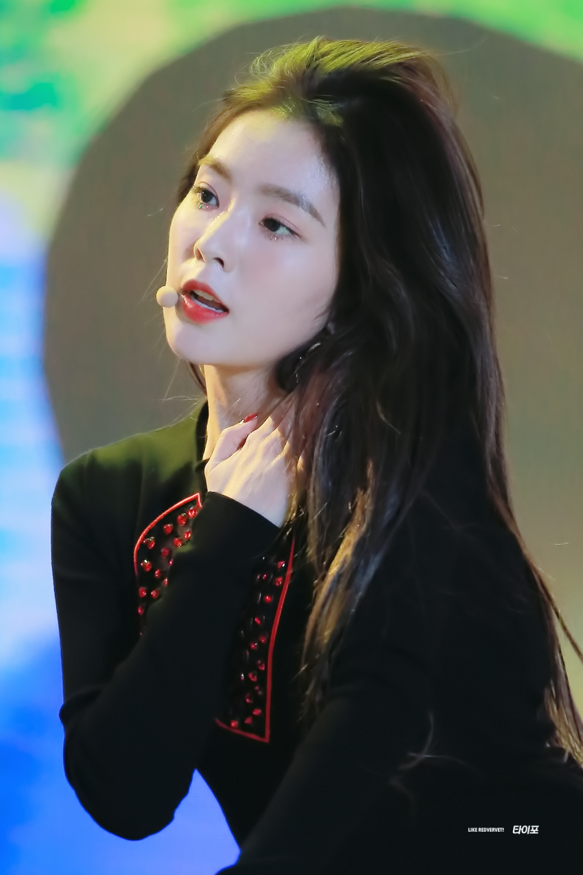 시상식에서 미모 폭격하고 다니는 아이린.jpg | 인스티즈