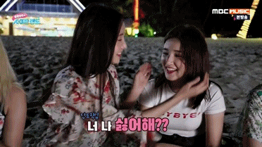 낸시에게 뽀뽀하는 연우.gif | 인스티즈