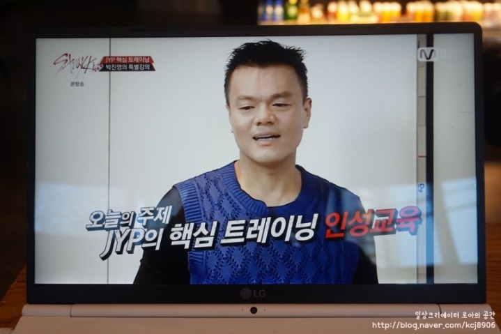 무대 내려가면서 쓰레기 줍는 트와이스 모모 | 인스티즈