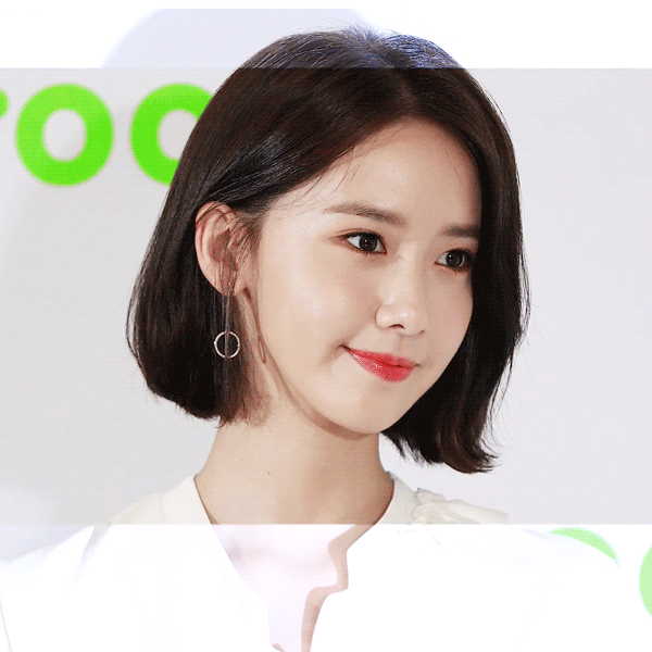 플래쉬 세례에 눈 한번 깜빡 안하는 단발의 윤아.gif | 인스티즈